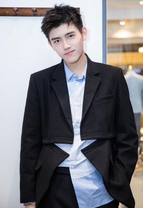 娱乐吃瓜博主陈飞宇微博